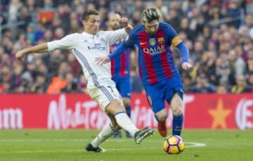 Cristiano Ronaldo intenta robar el balón a Messi.