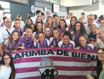 El equipo femenino, con varios peñistas.