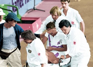 Viernes 30 de abril de 1993. Torneo de Hamburgo. 18:50 horas. Mónica Seles, de 19 años, juega ante la búlgara Magdalena Maleeva. De repente, un espectador se acerca a la serbia mientras está sentada en la silla y, con un cuchillo de 13 centímetros de hoja, la apuñaló por la espalda. Günter Parche, un loco fanático de la alemana Steffi Graf, intentó así asesinar a la jugadora que amenazaba con superar a su compatriota. Seles, que lo tenía todo para superarla, pasó dos años sin jugar. Se recuperó físicamente, pero no psicológicamente. 
