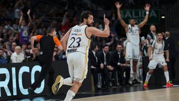 Sergio Llull celebra un triple del Baskonia, durante el primer partido de los cuartos de final de la Euroliga de baloncesto que disputan este martes en el Wizink Center.