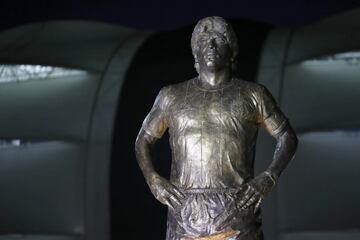 La estatua mide cinco metros de altura siendo la más alta dedicada al astro argentino. Está ubicada el acceso este del Estadio Único de Santiago del Estero y realizada por Carlos Benavidez. El 'Pelusa' se encuentra con las manos en la cintura y la mirada y el pecho al frente. 