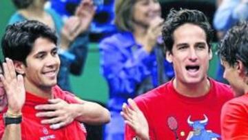 <b>AYER ANIMARON. </b>Verdasco y Feliciano felicitan a Nadal.