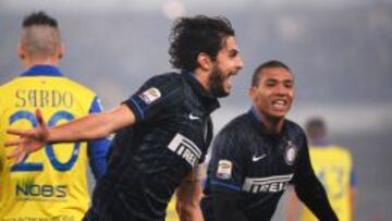 Andrea Ranocchia, del Inter de Milán celebra su gol ante el AC Chievo Verona hoy, lunes 15 de diciembre de 2014, durante su partido de la Serie A, en el estadio Bentegodi en Verona (Italia).