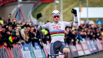 Mathieu van der Poel (NED) wins during the World Cup Cyclo-Cross 2024-2025 in Hoogerheide, Netherlands, on January 26, 2025. (Photo by Jules van Iperen / EYE4images) (Photo by EYE4images/NurPhoto via Getty Images)