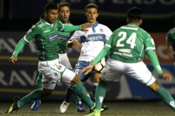 Futbol, Audax vs Universidad Catolica.
Decima fecha, cmapeonato de Clausura 2016/17.
El jugador de Universidad Catolica Diego Buonanotte, centro, disputa el balon con la defensa de Audax durante el partido de primera division en el estadio Bicentenario La Florida de Santiago, Chile.
16/04/2017
Andres Pina/Photosport
************

Football, Audax vs Universidad Catolica.
10th date, Clousure Championship 2016/17
Universidad Catolica's player Diego Buonanotte, center, battles for the ball against the defense of Audax during the first division football match held at the Bicentenario La Florida stadium in Santiago, Chile.
16/04/2017
Andres Pina/Photosport