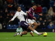 Soccer Football - Premier League - Burnley v Manchester United - Turf Moor, Burnley, Britain - January 7, 2026 Manchester United's Leny Yoro in action with Burnley's Lyle Foster REUTERS/Russell Cheyne EDITORIAL USE ONLY. NO USE WITH UNAUTHORIZED AUDIO, VIDEO, DATA, FIXTURE LISTS, CLUB/LEAGUE LOGOS OR 'LIVE' SERVICES. ONLINE IN-MATCH USE LIMITED TO 120 IMAGES, NO VIDEO EMULATION. NO USE IN BETTING, GAMES OR SINGLE CLUB/LEAGUE/PLAYER PUBLICATIONS. PLEASE CONTACT YOUR ACCOUNT REPRESENTATIVE FOR FURTHER DETAILS..