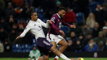 Soccer Football - Premier League - Burnley v Manchester United - Turf Moor, Burnley, Britain - January 7, 2026 Manchester United's Leny Yoro in action with Burnley's Lyle Foster REUTERS/Russell Cheyne EDITORIAL USE ONLY. NO USE WITH UNAUTHORIZED AUDIO, VIDEO, DATA, FIXTURE LISTS, CLUB/LEAGUE LOGOS OR 'LIVE' SERVICES. ONLINE IN-MATCH USE LIMITED TO 120 IMAGES, NO VIDEO EMULATION. NO USE IN BETTING, GAMES OR SINGLE CLUB/LEAGUE/PLAYER PUBLICATIONS. PLEASE CONTACT YOUR ACCOUNT REPRESENTATIVE FOR FURTHER DETAILS..