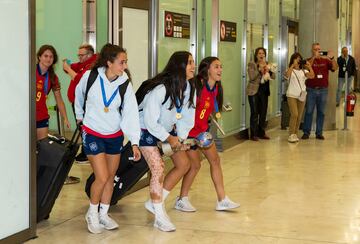 La selección española Sub-17 y el cuerpo técnico recibidos entre gritos de "campeonas, campeonas".