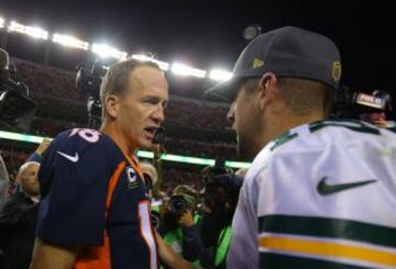 Aaron Rodgers, quarterback de Green Bay Packers, y Peyton Manning, de Denver Broncos, saludándose después del partido.  