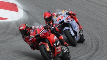 Portimão (Portugal), 24/03/2024.- Italian rider Francesco Bagnaia of Ducati Lenovo Team and Spanish rider Marc Marquez of Gresini Racing MotoGP in action during the MotoGP race of the Motorcycling Grand Prix of Portugal, in Portimao, Portugal, 24 March 2024. (Motociclismo, Ciclismo, Francia) EFE/EPA/JOSE SENA GOULAO
