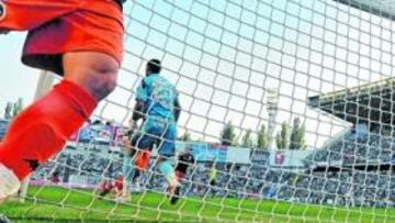 <b>EL MEJOR. </b>Villa demostró su calidad y celebra el segundo gol de su equipo. Un tanto muy protestado por fuera de juego de Pablo.