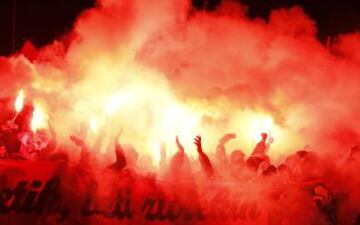 Protesta del grupo radical Indar Gorri antes del partido en los aledaños del Estadio de El Sadar.