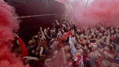 Vista de la llegada del autobús del Liverpool al estadio de Anfield entre los seguidores del Liverpool en Liverpool.