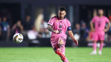 FORT LAUDERDALE, FLORIDA - SEPTEMBER 14: Lionel Messi #10 of Inter Miami kicks a free kick against the Philadelphia Union during the second half of the game at Chase Stadium on September 14, 2024 in Fort Lauderdale, Florida. Megan Briggs/Getty Images/AFP (Photo by Megan Briggs / GETTY IMAGES NORTH AMERICA / Getty Images via AFP)