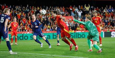 Contra perfecta de La Roja, con Lamine Yamal filtrando para la carrera de Nico Williams. El extremo español estuvo fino zafándose de su marca, jugando con Oyarzabal. El delantero, que falló en su primer intento de vaselina ante Verbruggen, sí lo estuvo rematando de cabeza el rechace, firmando su doblete y el 2-1.