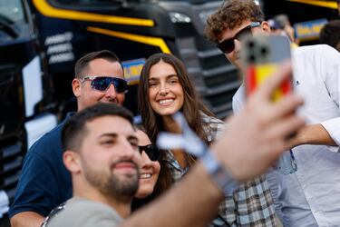 GRAFCVA579. CHESTE (VALENCIA), 15/11/2025.- Varios aficionados se hacen una foto con Gemma Pinto, novia de Marc Márquez, durante este sábado, segundo día de entrenamientos del Gran Premio de la Comunitat Valencia de MotoGP que se disputa este fin de semana en el Circuito Ricardo Tormo. EFE/Ana Escobar
