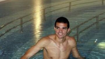 <b>PEPE SE 'MOJA'.</b> Los ejercicios en la piscina están ayudando mucho a Pepe a recuperar la movilidad de su rodilla derecha y el ligamento cruzado roto en Mestalla.
