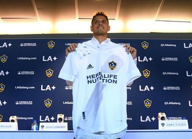 Javier Hernández llegó como el fichaje bomba de la MLS; el delantero mexicano llegó directamente de España para ser la próxima estrella del Galaxy y competir de tú a tú con Carlos Vela.