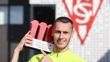 27-11-24. JONATHAN DUBASIN CON SU TROFEO COMO MEJOR JUGADOR DEL SPORTING EN OCTUBRE.