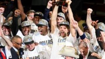 <b>CELEBRACIONES. </b>En Würzburg, pueblo natal de Nowitzki, su padre celebró la victoria de los Mavs (arriba izquierda). El alemán levantó el trofeo de campeón y luego Bill Russell le entregó el de Jugador Más Valioso de las Finales. Jason Terry mostró orgulloso el tatuaje de la copa Larry O'Brien que ya no tendrá que borrar. También hubo fiesta en Dallas.