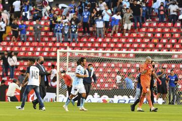 Los jugadores, tras el inicio de la trifulca comenzaron a abandonar el terreno de juego.