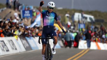 Superman López celebra su victoria en el Alto del Colorado.