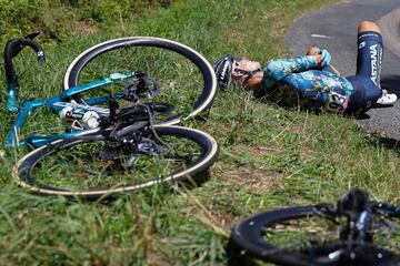 El corredor español del Astana, David De La Cruz recibe atención médica después de su caída en la 12ª etapa del Tour.