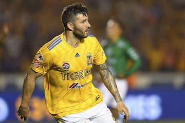 André-Pierre Gignac celebrando su histórico con los Tigres en la final de ida del Clausura 2019 de la Liga MX ante León dentro del Estadio Universitario.