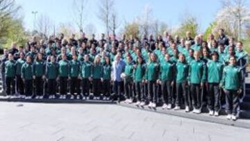 Las 29 árbitras y 44 asistentes posan en el seminario de árbitraje celebrado en Zúrich junto a sus instructores y Joseph Blatter, presidente de la FIFA.
