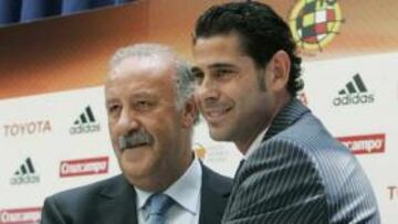 <b>PRESENTADO.</b> Hierro sonríe en la presentación de Del Bosque como nuevo seleccionador nacional de fútbol.