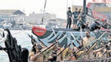 <b>NEW ZEALAND. </b>Una canoa de guerra maorí escoltó ayer al barco.