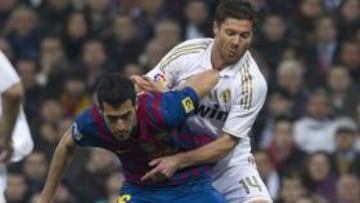Xabi comete falta a Busquets.
