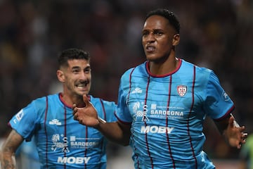 CAGLIARI (Italy), 18/05/2025.- Cagliari's Yerry Mina (R) celebrates after scoring the 1-0 goal during the Italian Serie A soccer match Cagliari Calcio against Venezia FC in Cagliari, Italy, 18 May 2025. (Italia) EFE/EPA/FABIO MURRU