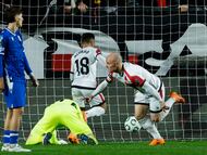 MADRID, 06/11/2025.- El centrocampista del Rayo Vallecano Isi Palazón (d) celebra su gol durante el partido de Liga Conferencia que Rayo Vallecano y Lech Poznan disputan este jueves en el estadio de Vallecas. EFE/ Juanjo Martín