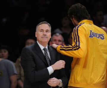 Otra imagen que refleja la relación. No fue la mejor época de los Lakers.