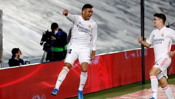 MADRID, 01/05/2021.- El centrocampista brasile&ntilde;o del Real Madrid Carlos Henrique Casemiro (i) celebra su gol, segundo del equipo ante Osasuna, durante el encuentro correspondiente a la jornada 34 en Primera Divisi&oacute;n que se disputa hoy s&aacu