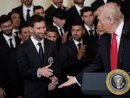 WASHINGTON (United States), 05/03/2026.- US President Donald Trump (R) shakes hands with captain Lionel Messi (L) alongside members of Major League Soccer (MLS) champions Inter Miami CF during an event in their honor in the East Room of the White House in Washington, DC, USA, 05 March 2026. (Liga de Campeones) EFE/EPA/YURI GRIPAS / POOL