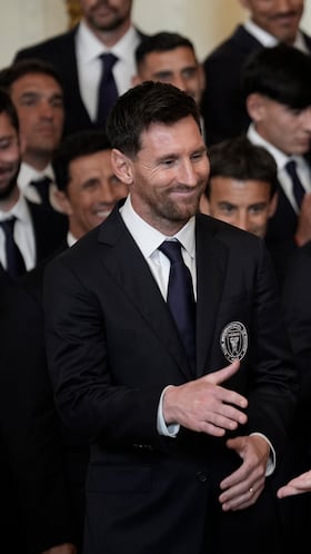 WASHINGTON (United States), 05/03/2026.- US President Donald Trump (R) shakes hands with captain Lionel Messi (L) alongside members of Major League Soccer (MLS) champions Inter Miami CF during an event in their honor in the East Room of the White House in Washington, DC, USA, 05 March 2026. (Liga de Campeones) EFE/EPA/YURI GRIPAS / POOL