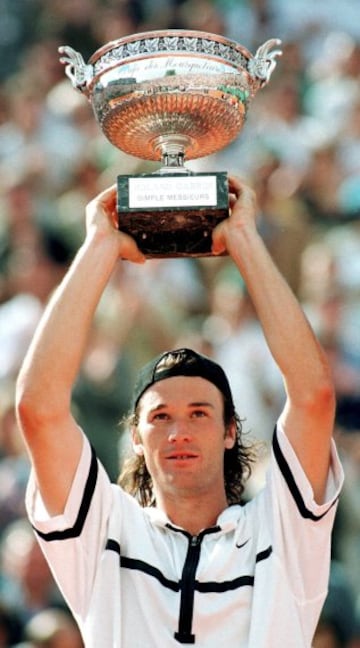 Carlos Moyá ganó su único Roland Garros el 7 de junio de 1998 ante Alex Corretja. 