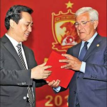 Xu Jiayin, dueño del Grupo Evergrande, y el técnico italiano Macelo Lippi.