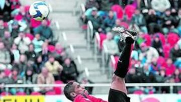 <b>GOLAZO. </b>Cléber, marcando un gol de chilena al Almería el domingo pasado.