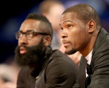 Kevin Durant y James Harden, espectadores de lujo del Rising Stars Challenge.