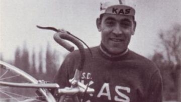 El ciclista espa&ntilde;ol Antonio G&oacute;mez del Moral posa con el maillot del equipo Kas.