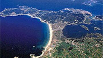 <B>LIMPIO Y RADIANTE.</b> Así lucen estos días las costas gallegas. En la imagen, la Lanzada y la Ría de Arosa.