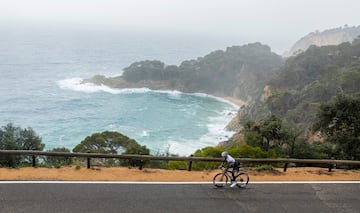 Todos los corredores tienen indicaciones para sus entrenamientos de sus entrenadores (carga, series, esprint, resistencia), pero en el caso del recorrido, algunas veces se lo preparan ellos mismos. Mi entrenador me dijo que hiciese una subida de 15 minutos, dijo Juan, y fue el Alt de San Grau. Antes de ascender, en un terreno quebrado, tena el mar todo el rato a su derecha.