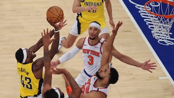 Pascal Siakam lanza ante tres defensas: Robinson, Towns y Hart.