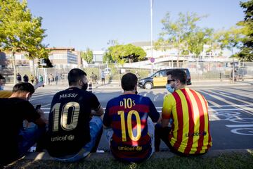 Los aficionados del FC Barcelona se manifestaron en las puertas del club.