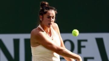 Sara Sorribes devuelve una bola ante Catherine 'Cici' Bellis durante el BNP Paribas Open en el Indian Wells Tennis Garden, en Indian Wells, California.
