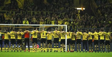 Los jugadores del Dortmund agradecen a la afición del muro amarillo su apoyo en el partido contra el Schalke 04 de la Bundesliga 2015-2016.