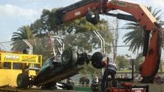 El Mercedes de Nico Rosberg tuvo que ser rescatado por la grúa tras impactar contra un muro y perder su morro.